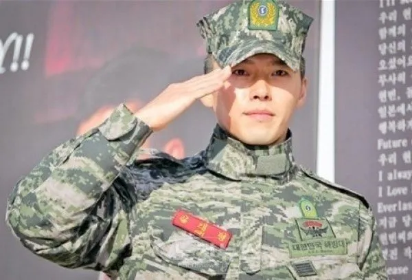 16 Foto Oppa Korea yang Lagi Wamil ini Bisa Bikin Cewek Lupa Kedip. Lucunya Nggak Wajar Banget, Duh~ 25