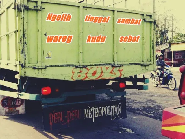 13 Tulisan di Belakang Truk Pantura ala Generasi Milenial. Jokes-nya Sudah Cukup Receh Belum nih? 14