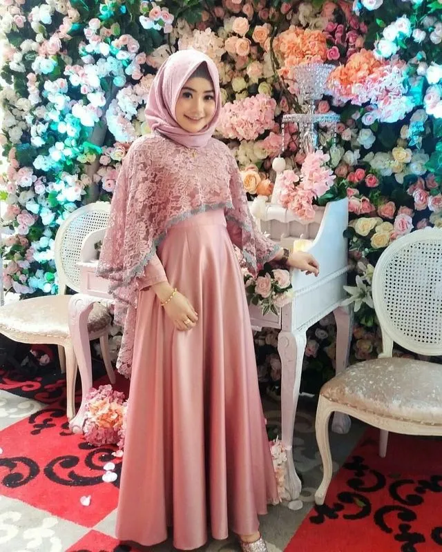 10 Inspirasi Gaun Pengantin yang Secara Kreatif Bisa Menutup Dada Tanpa Menjulurkan Hijab Panjang-panjang 14