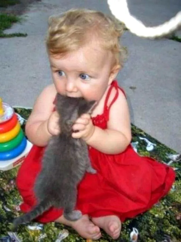 20+ Potret Kedekatan Bayi dengan Hewan Peliharaan. Inikah yang Dinamakan Cuteness Overload? 31