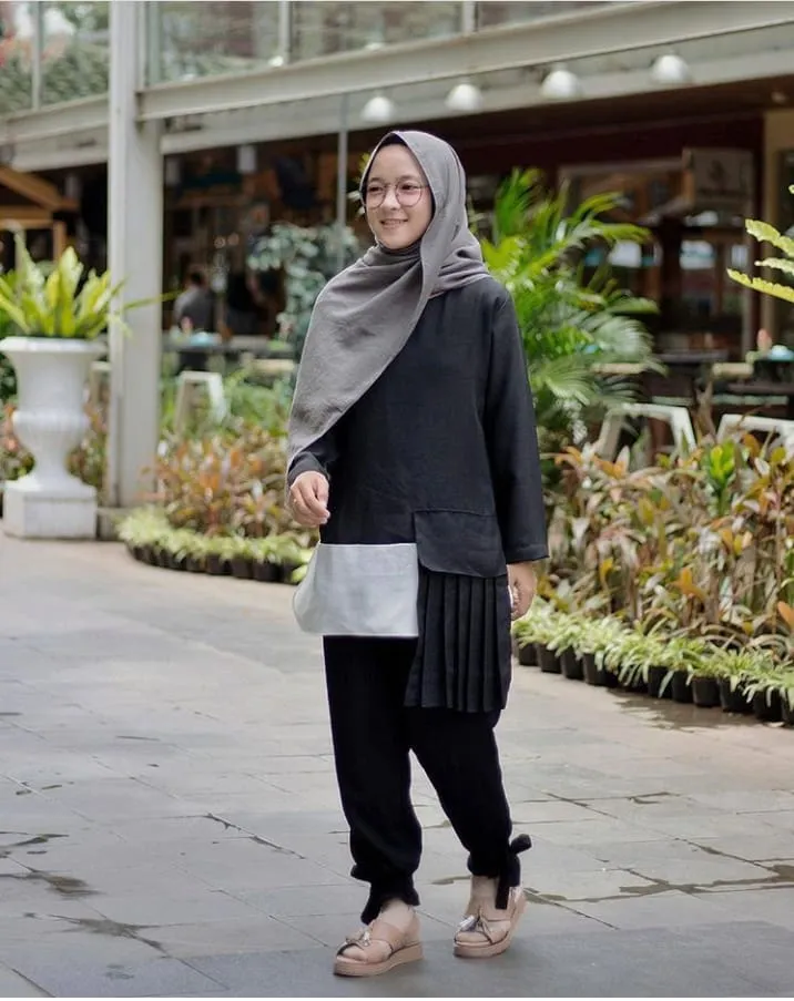 9 Gaya Fesyen Modis nan Manis Ala Si Cantik Bersuara Emas, Nissa Sabyan. Pesonanya Nggak Nahan! 10