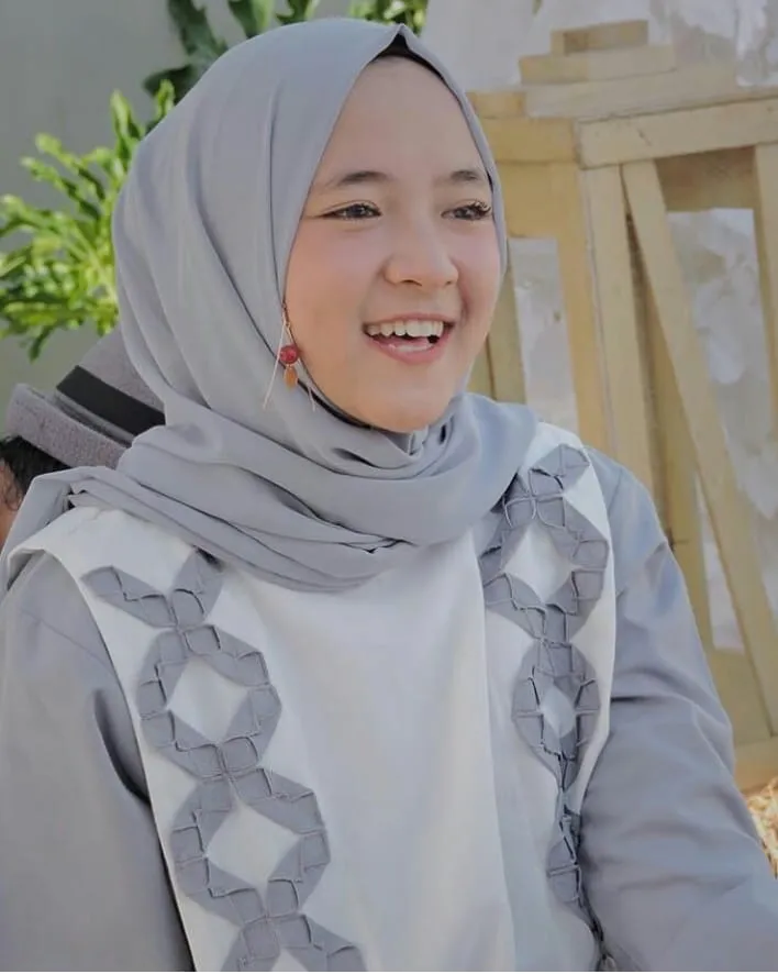9 Gaya Fesyen Modis nan Manis Ala Si Cantik Bersuara Emas, Nissa Sabyan. Pesonanya Nggak Nahan! 12