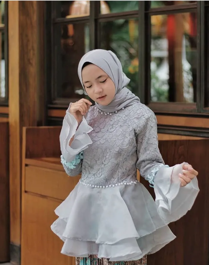 9 Gaya Fesyen Modis nan Manis Ala Si Cantik Bersuara Emas, Nissa Sabyan. Pesonanya Nggak Nahan! 18