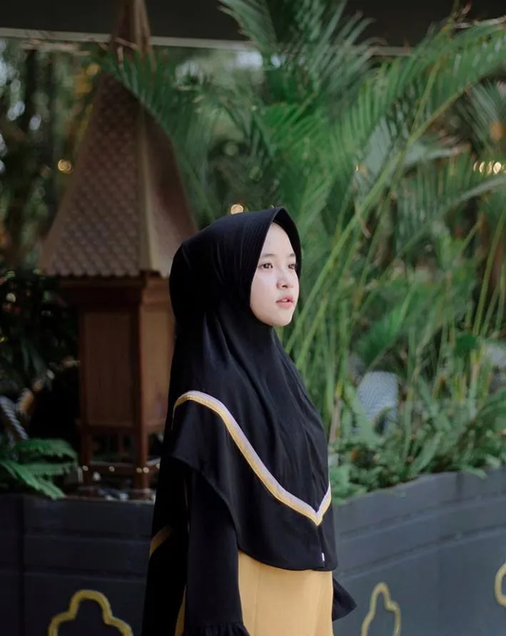 9 Gaya Fesyen Modis nan Manis Ala Si Cantik Bersuara Emas, Nissa Sabyan. Pesonanya Nggak Nahan! 15