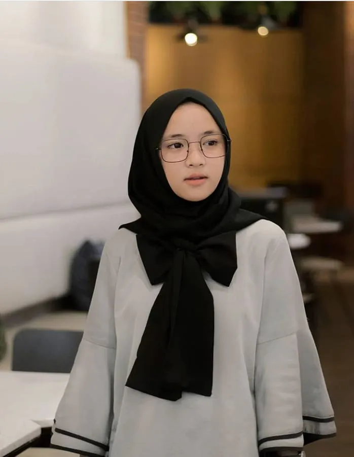 9 Gaya Fesyen Modis nan Manis Ala Si Cantik Bersuara Emas, Nissa Sabyan. Pesonanya Nggak Nahan! 17