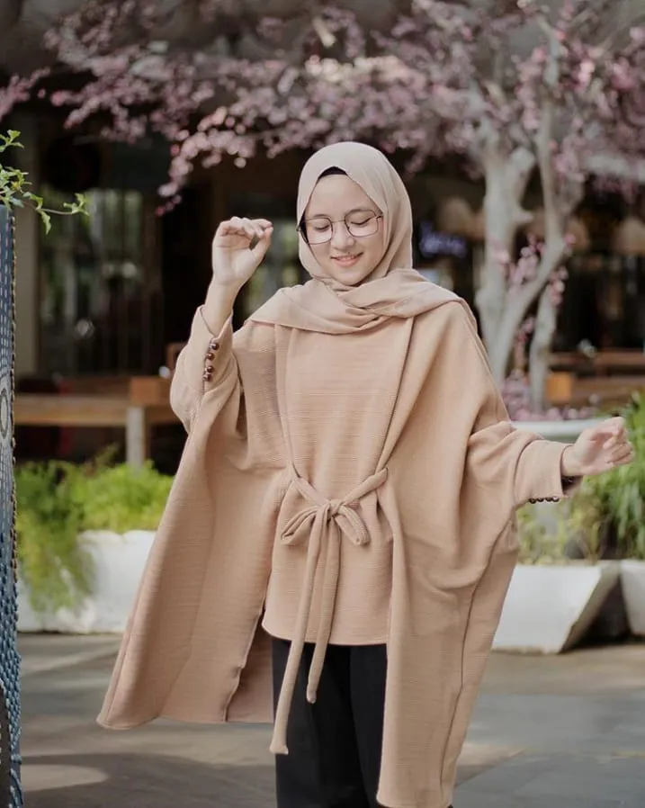 9 Gaya Fesyen Modis nan Manis Ala Si Cantik Bersuara Emas, Nissa Sabyan. Pesonanya Nggak Nahan! 16