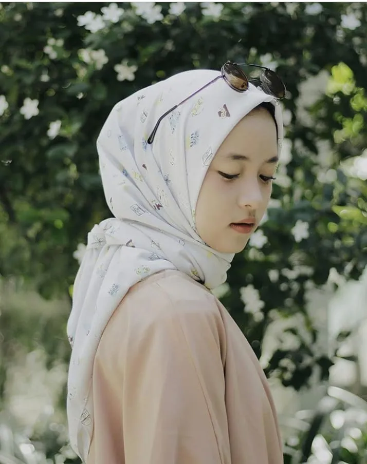 9 Gaya Fesyen Modis nan Manis Ala Si Cantik Bersuara Emas, Nissa Sabyan. Pesonanya Nggak Nahan! 13