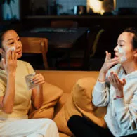 6 Tips Skincare yang Kerap Digunakan Para Ahli Perawatan Kulit. Ya Benar Saja Mereka Cantik-cantik