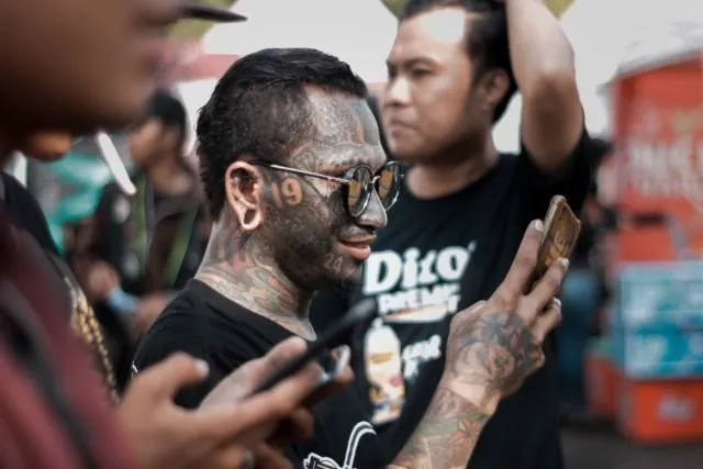 9 Komentar Cewek Saat Tahu Cowok Tersayangnya Bertato, Nggak Selalu Bernada Negatif Kok! 15