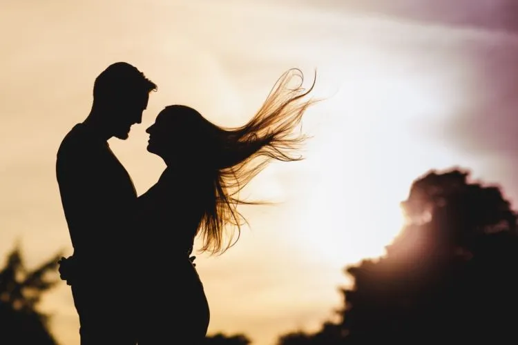 12 Ide Pre-Wedding Berkonsep Siluet yang Unik dan Dramatis. Duh, Romantisnya Kayak di Film-film~ 13