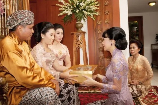 Suasana Haru dalam Upacara Langkahan, Ketika Sang Adik Meminta Restu untuk Menikah Duluan 5