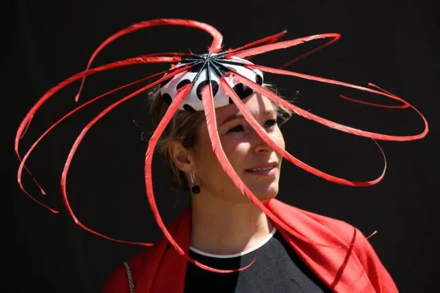 Deretan Topi Paling Spektakuler di Acara Royal Ascot 2018, Tradisi Pacu Kuda Megah Kerajaan Inggris 28