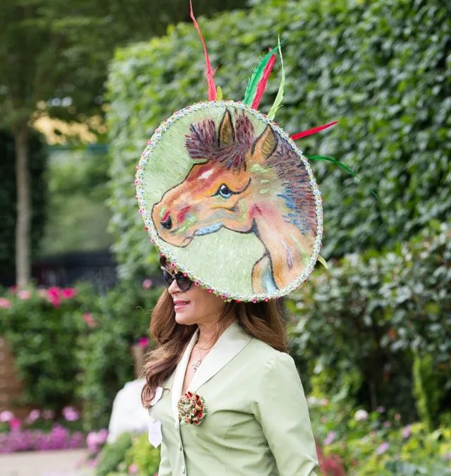 Deretan Topi Paling Spektakuler di Acara Royal Ascot 2018, Tradisi Pacu Kuda Megah Kerajaan Inggris 22