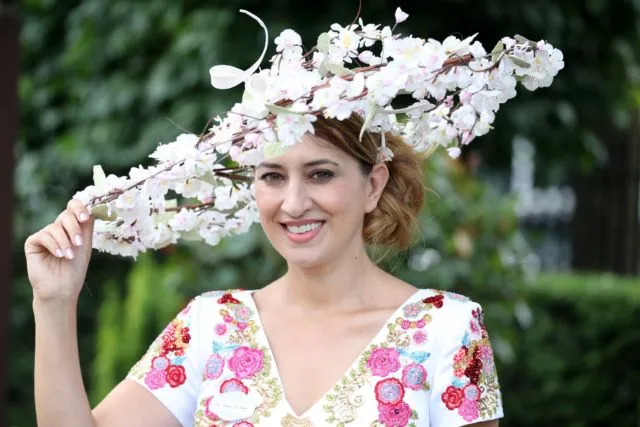 Deretan Topi Paling Spektakuler di Acara Royal Ascot 2018, Tradisi Pacu Kuda Megah Kerajaan Inggris 30