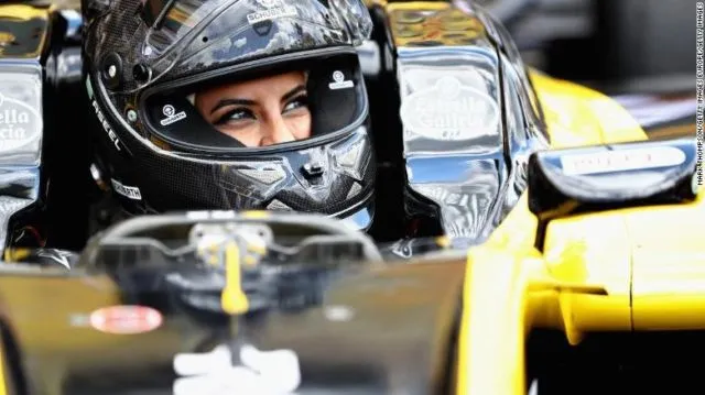 16 Potret Suka Cita Wanita Arab Saudi yang Kini Boleh Menyetir, Ada yang Langsung Jajal Mobil F1 Lho 21
