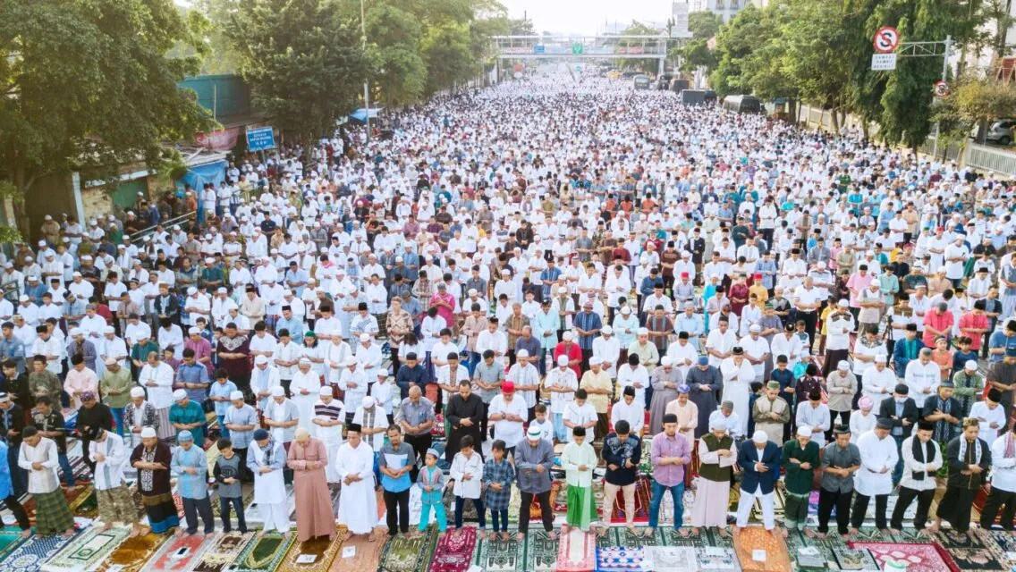 Begini 10+ Potret Tradisi Perayaan Idul Fitri di Berbagai Belahan Dunia. Duh Jadi Kangen Suasana Lebaran Dulu 17 potret perayaan idul fitri di indonesia