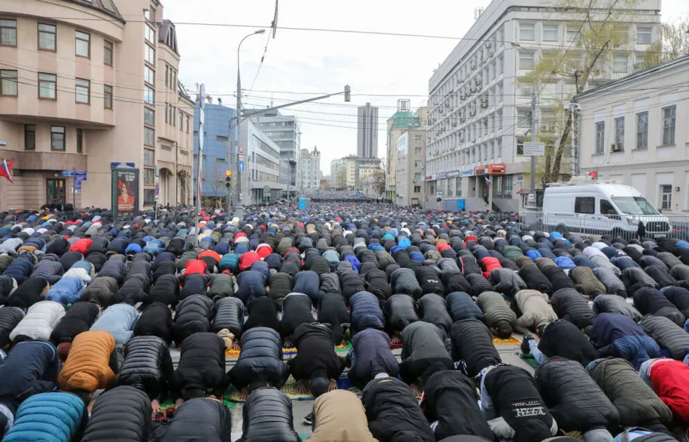 Begini 10+ Potret Tradisi Perayaan Idul Fitri di Berbagai Belahan Dunia. Duh Jadi Kangen Suasana Lebaran Dulu 21 perayaan idul fitri di rusia