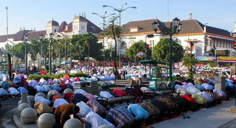 Begini 10+ Potret Tradisi Perayaan Idul Fitri di Berbagai Belahan Dunia. Duh Jadi Kangen Suasana Lebaran Dulu 16 salat id di malioboro jogja