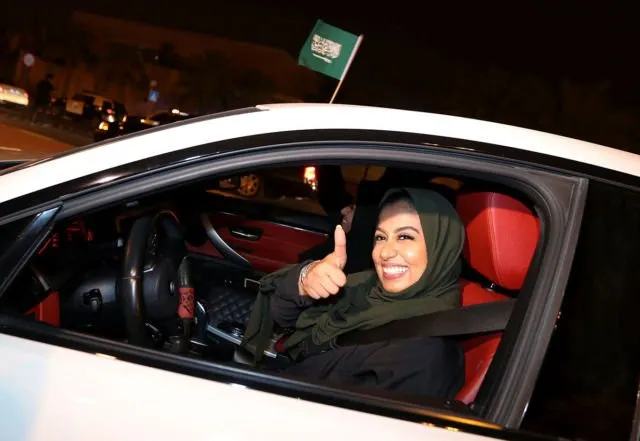 16 Potret Suka Cita Wanita Arab Saudi yang Kini Boleh Menyetir, Ada yang Langsung Jajal Mobil F1 Lho 19