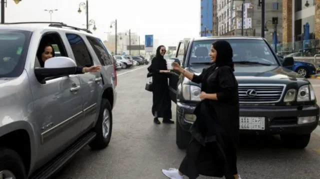 16 Potret Suka Cita Wanita Arab Saudi yang Kini Boleh Menyetir, Ada yang Langsung Jajal Mobil F1 Lho 29