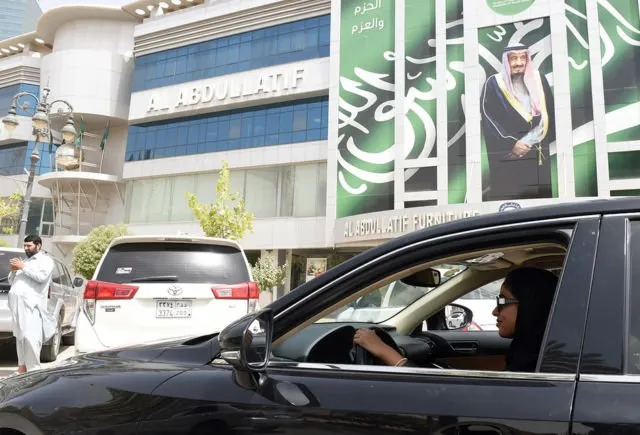 16 Potret Suka Cita Wanita Arab Saudi yang Kini Boleh Menyetir, Ada yang Langsung Jajal Mobil F1 Lho 25