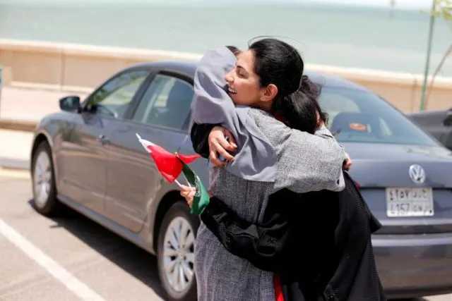 16 Potret Suka Cita Wanita Arab Saudi yang Kini Boleh Menyetir, Ada yang Langsung Jajal Mobil F1 Lho 30