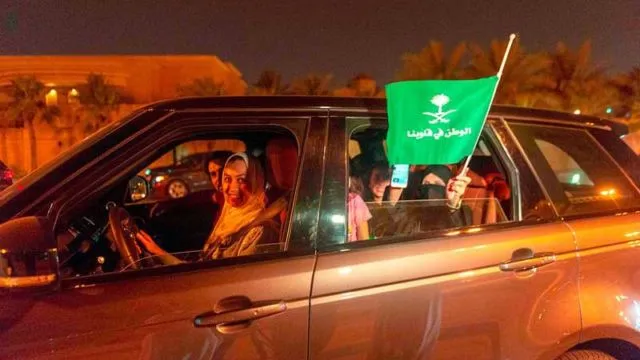 16 Potret Suka Cita Wanita Arab Saudi yang Kini Boleh Menyetir, Ada yang Langsung Jajal Mobil F1 Lho 18