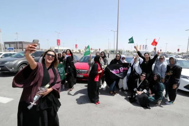 16 Potret Suka Cita Wanita Arab Saudi yang Kini Boleh Menyetir, Ada yang Langsung Jajal Mobil F1 Lho 28