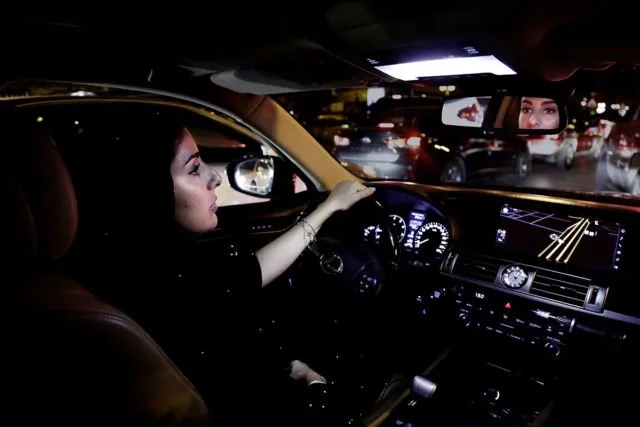 16 Potret Suka Cita Wanita Arab Saudi yang Kini Boleh Menyetir, Ada yang Langsung Jajal Mobil F1 Lho 24