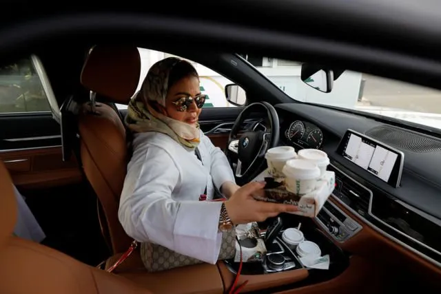 16 Potret Suka Cita Wanita Arab Saudi yang Kini Boleh Menyetir, Ada yang Langsung Jajal Mobil F1 Lho 23