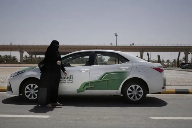 16 Potret Suka Cita Wanita Arab Saudi yang Kini Boleh Menyetir, Ada yang Langsung Jajal Mobil F1 Lho 31