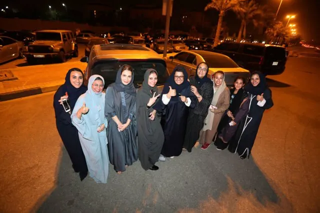16 Potret Suka Cita Wanita Arab Saudi yang Kini Boleh Menyetir, Ada yang Langsung Jajal Mobil F1 Lho 26
