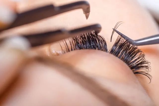 5 Aturan Makeup Mata, Biar Nggak Celaka Kayak Wanita yang Hampir Buta Karena Maskara 9