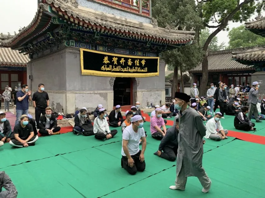 Begini 10+ Potret Tradisi Perayaan Idul Fitri di Berbagai Belahan Dunia. Duh Jadi Kangen Suasana Lebaran Dulu 20 potret salat id di china