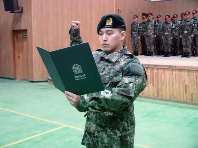 16 Foto Oppa Korea yang Lagi Wamil ini Bisa Bikin Cewek Lupa Kedip. Lucunya Nggak Wajar Banget, Duh~ 22