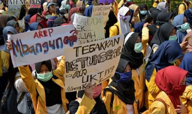 6 Fakta Soal Ricuh Demo Mahasiswa Unnes. Beberapa Sampai Terluka Karena Ditabrak Mobil Rektor 7