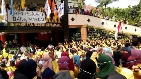6 Fakta Soal Ricuh Demo Mahasiswa Unnes. Beberapa Sampai Terluka Karena Ditabrak Mobil Rektor 8