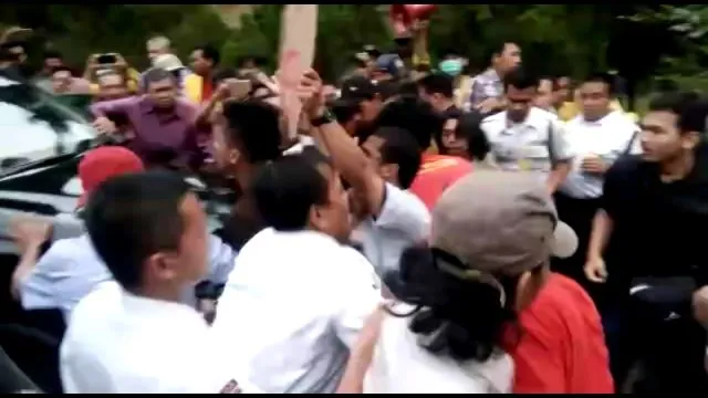 6 Fakta Soal Ricuh Demo Mahasiswa Unnes. Beberapa Sampai Terluka Karena Ditabrak Mobil Rektor 12