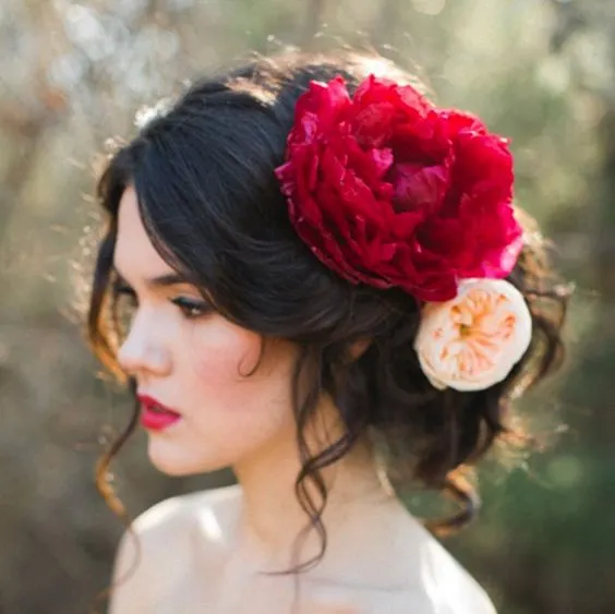 13+ Inspirasi Bridal Hair Do dengan Aksesori Bunga yang Memesona. Tanpa Mahkota, Tetap Terpancar Auranya 17