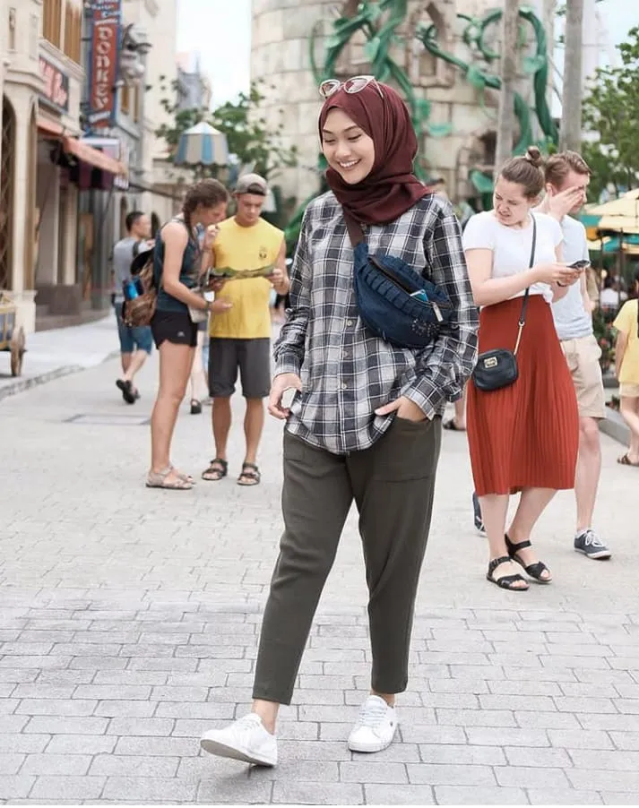 Santai, Sopan Sekaligus Nyaman. 15+ Gaya Fesyen Hijab Ala Indah Nada Puspita Ini Layak Jadi Panutan! 32