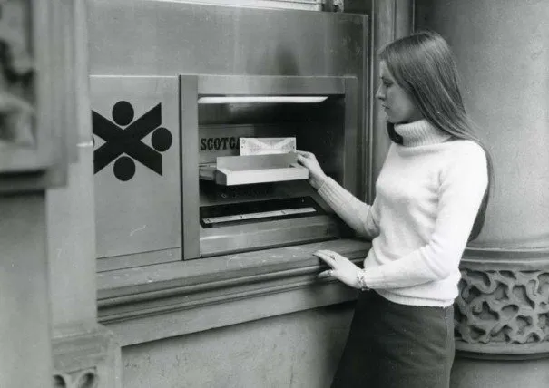 15 Penampakan ATM dari Waktu ke Waktu. Sejak ATM Pertama Dibuat pada Tahun 1967 Hingga Sekarang 17