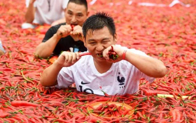 8 Potret Keseruan Lomba Makan Cabai di Cina. Sampai Pakai Berendam di Lautan Cabai Segala 13
