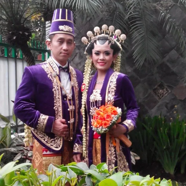 13+ Kumpulan Pengantin Jawa Memakai Kebaya Beledu. Tampak Mriyayeni Bak Pasangan Ningrat 28