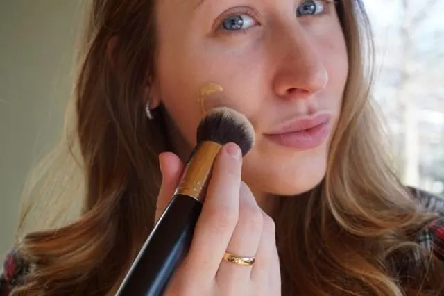 Bermodal Pensil Alis, Begini Lho 6 Langkah Bikin Makeup Freckles yang Kembali Ngehits 7