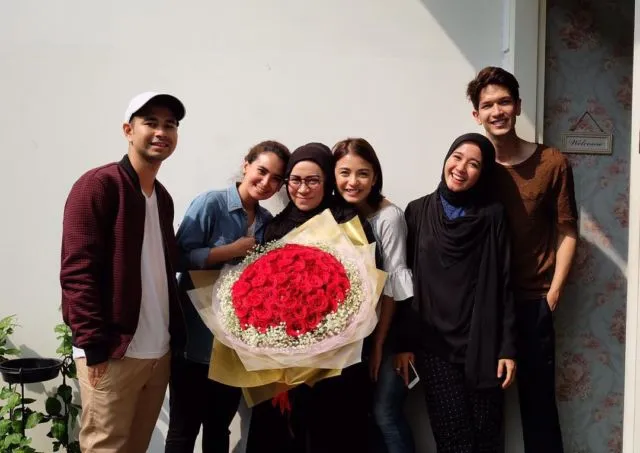 Secara Nggak Langsung, 8 Lagu ini Diprediksi Bisa Bikin Kamu Jadi Orang yang Boros. Bahaya Juga, Ya! 12