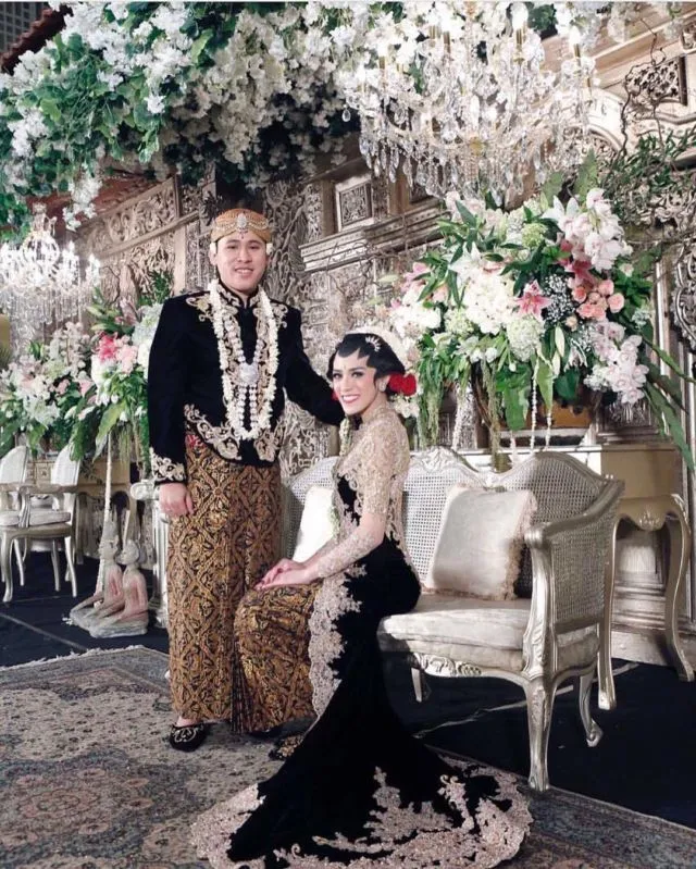 13+ Kumpulan Pengantin Jawa Memakai Kebaya Beledu. Tampak Mriyayeni Bak Pasangan Ningrat 16