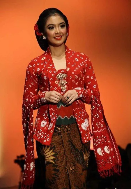 Inspirasi Tampil Meriah dengan Batik Merah. Dipakai Kondangan atau Perayaan Serba Wah 21