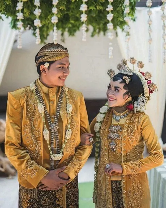 13+ Kumpulan Pengantin Jawa Memakai Kebaya Beledu. Tampak Mriyayeni Bak Pasangan Ningrat 18