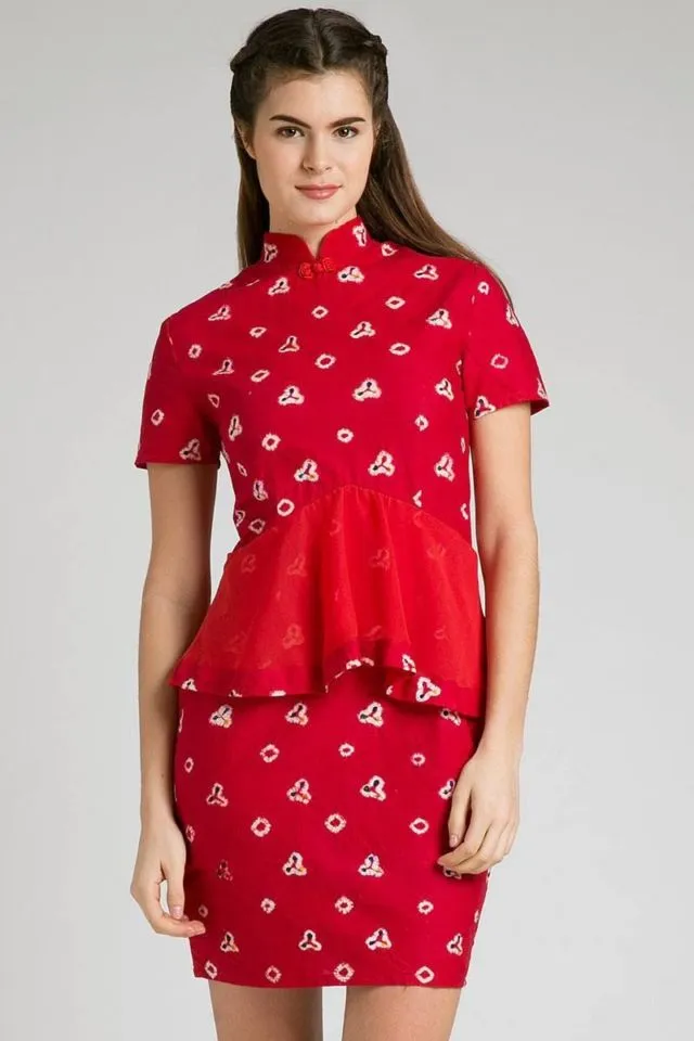 Inspirasi Tampil Meriah dengan Batik Merah. Dipakai Kondangan atau Perayaan Serba Wah 25