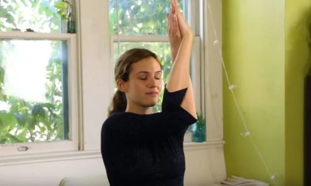 7 Gerakan Yoga Sederhana yang Bisa Dilakukan di Kantor. Rasa Capek Bisa Hilang Seketika Lho 9